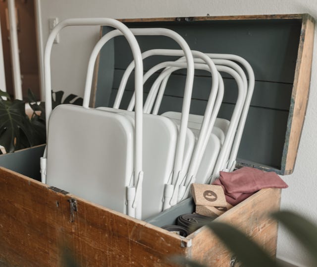 Kiste mit Yoga Stühlen 