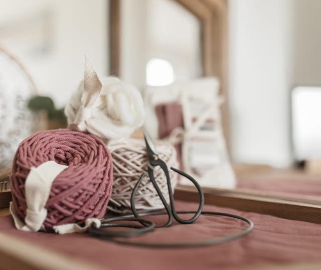 Wollknäule und Schere als Bild für Workshops