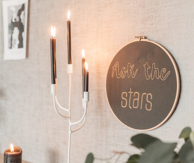 Kerzen und ein Bild mit den Worten "Ask the stars"